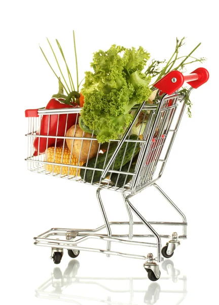 Beyaz arka plan üzerinde izole metal arabası taze sebze