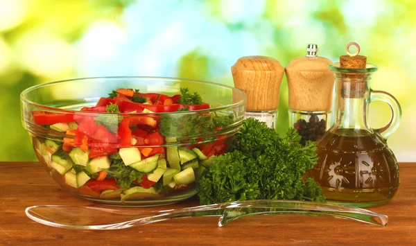 Salada fresca e óleo sobre fundo verde — Fotografia de Stock