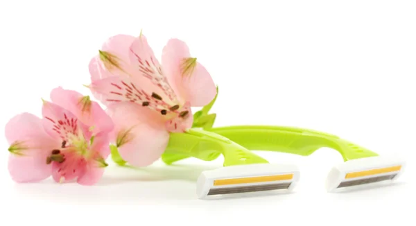 Kvinna säkerhet rakapparater och blommor isolerad på vit — Stockfoto