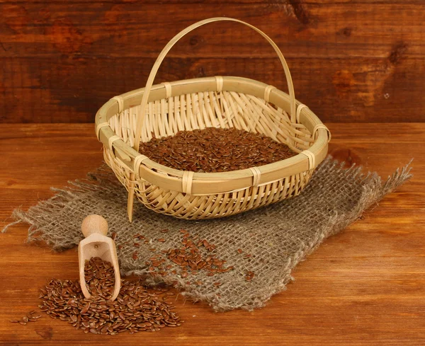 Семена льна в деревянной ложке на деревянном фоне крупным планом — стоковое фото