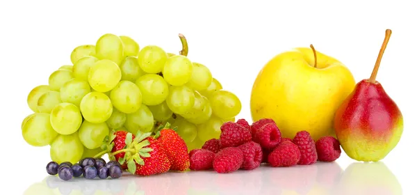 Mezcla de frutas dulces maduras y bayas aisladas en blanco — Foto de Stock