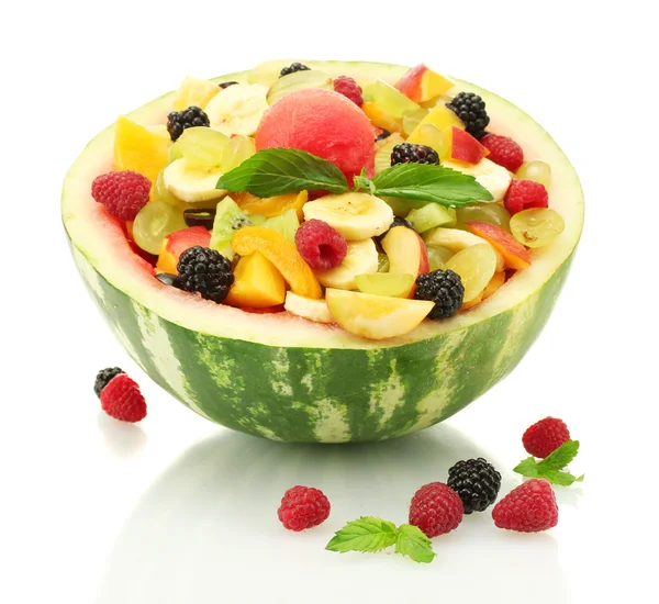 Ensalada de frutas frescas en sandía y bayas, aislada en blanco — Foto de Stock