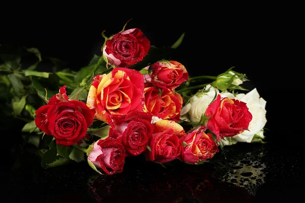 Bouquet of beautiful roses on black background close-up — Stock Photo, Image