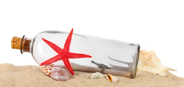 Glasflasche mit Zettel innen auf Sand isoliert auf weiß — Stockfoto