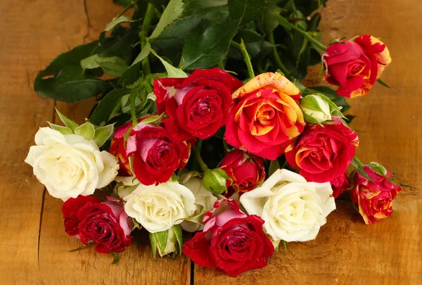 Bukiet pięknych róż na drewniane tło zbliżenie — Zdjęcie stockowe