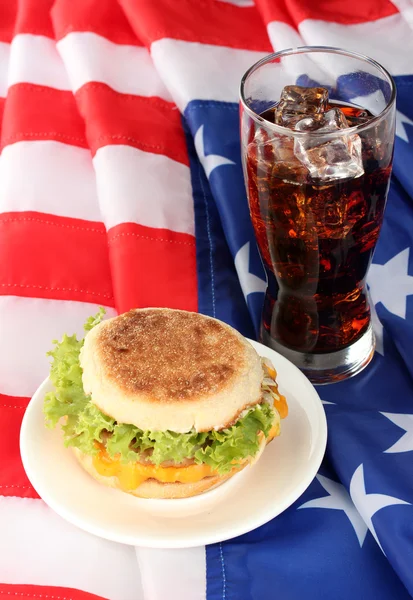 Sanduíche saboroso e vidro com cola, na bandeira americana — Fotografia de Stock