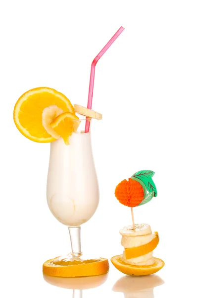 Délicieux milk-shake aux fruits isolés sur blanc — Photo