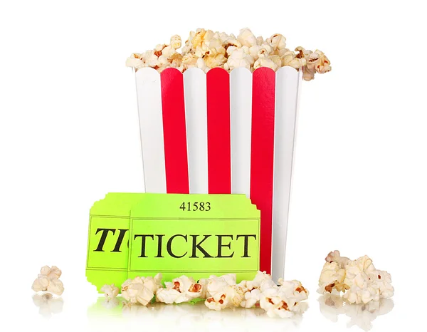 Classica scatola di popcorn e biglietti per il cinema isolati su bianco — Foto Stock
