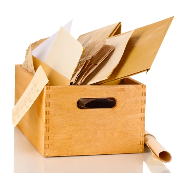 Caja de madera con papeles y letras aisladas en blanco —  Fotos de Stock