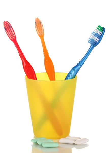 Escovas de dentes, pastilhas elásticas e fio dental isolado sobre branco — Fotografia de Stock