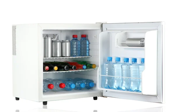 Mini réfrigérateur plein de bouteilles et bocaux avec diverses boissons isolées sur blanc — Photo