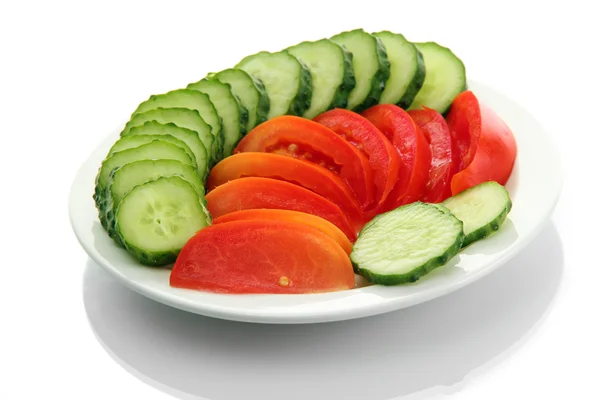 Slised grönsaker på plattan, isolerad på vit — Stockfoto