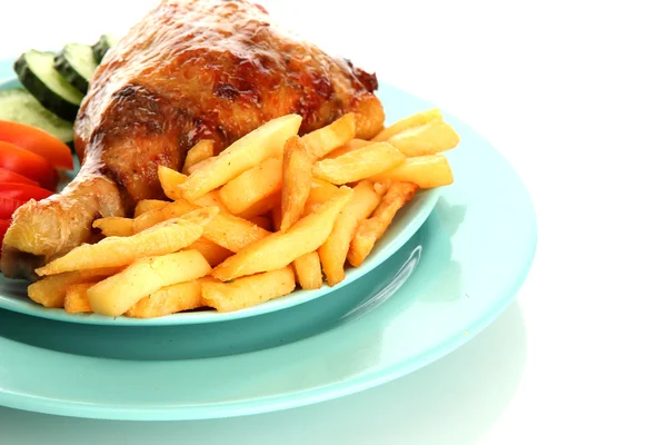 Frango assado com batatas fritas e legumes no prato, isolado em branco — Fotografia de Stock