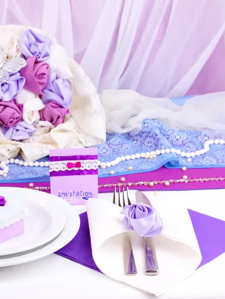 Serving fabulous wedding table in purple color on white fabric background — Stock Photo, Image