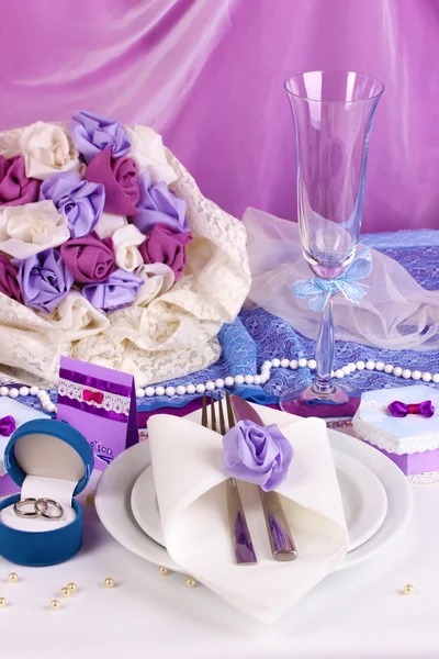 Serving fabulous wedding table in purple color on white and purple fabric b — Stock Photo, Image