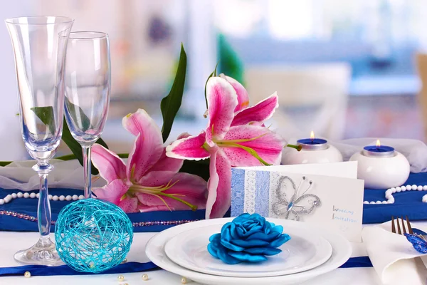 Обслуживание сказочный свадебный стол в фиолетовый и синий цвет фона ресторана — стоковое фото