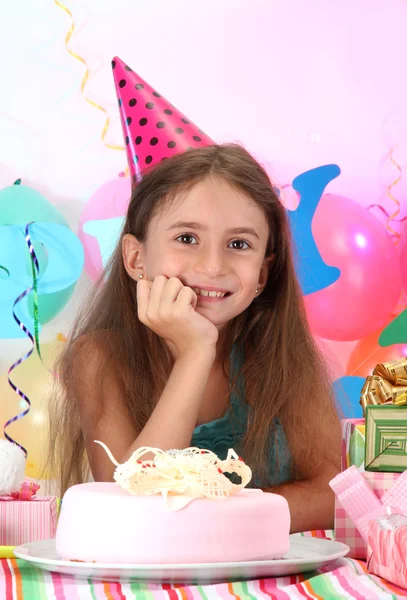 Pequena menina bonita comemorar seu aniversário — Fotografia de Stock