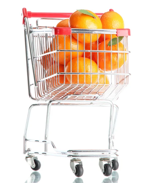 Tangerinas saborosas maduras no carrinho de compras isolado em branco — Fotografia de Stock