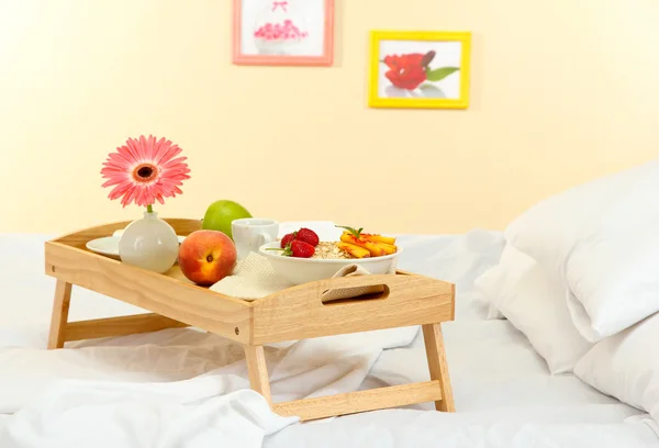 Dřevěný podnos s lehkou snídaní na posteli — Stock fotografie
