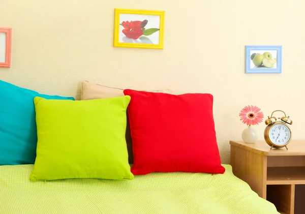 Empty bed with pillows and sheets in bedroom — Stock Photo, Image