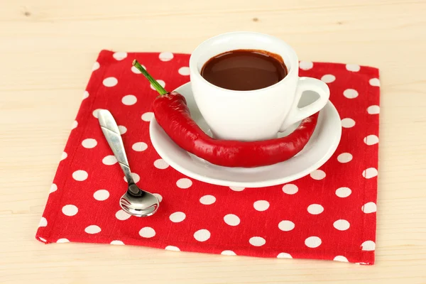 Tasse blanche avec chocolat chaud et piment sur fond en bois — Photo