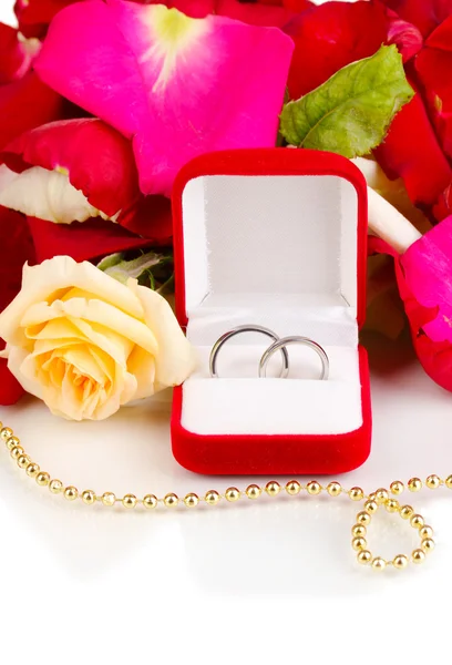 Hermosa caja con anillos de boda en rojo, blanco y rosa pétalos de fondo aislado en blanco — Foto de Stock