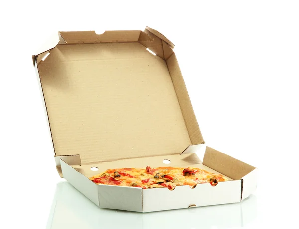 Lezzetli pizza kutusu üzerinde beyaz izole — Stok fotoğraf