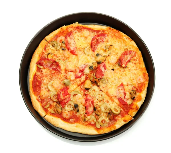 Pizza deliciosa com frutos do mar na frigideira isolada em branco — Fotografia de Stock