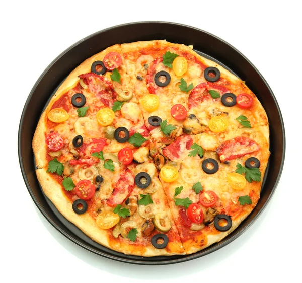 Ízletes pizza a serpenyő, elszigetelt fehér tenger gyümölcseivel — Stock Fotó