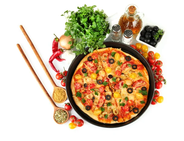 Composición colorida de deliciosa pizza, verduras y especias en bac blanco —  Fotos de Stock