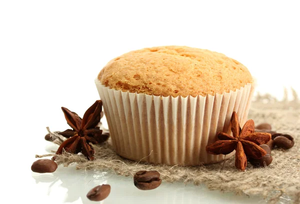 Chutné muffin dort na pytlovina, anýzu a kávy semen, izolované na bílém — Stock fotografie