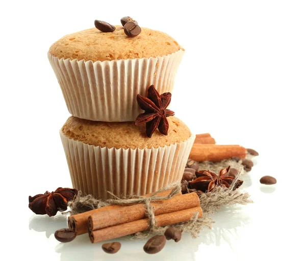 Lezzetli kek kek üzerine beyaz izole, çuval bezi, baharat ve kahve tohumları — Stok fotoğraf