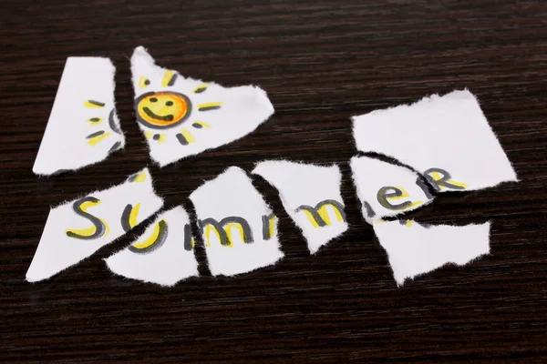 Torn paper with words Summer close-up on wooden table — Stock Photo, Image