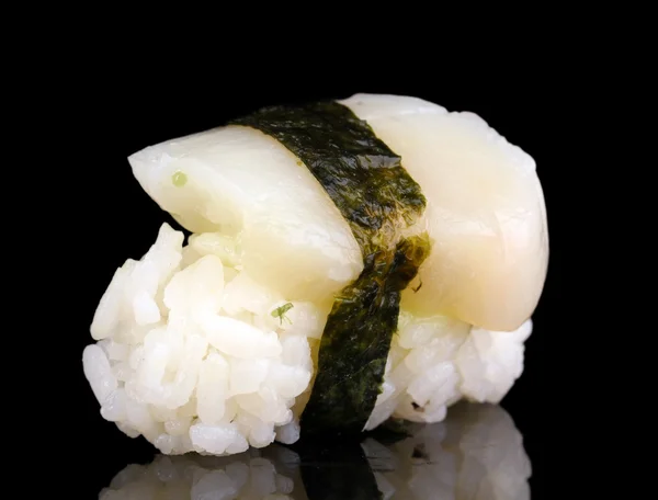 Вкусные суши изолированы на черном — стоковое фото