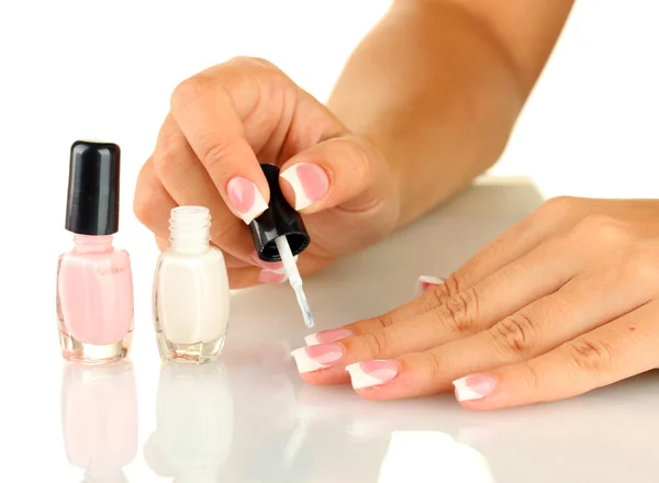 Donna si fa una manicure francese, su sfondo bianco — Foto Stock