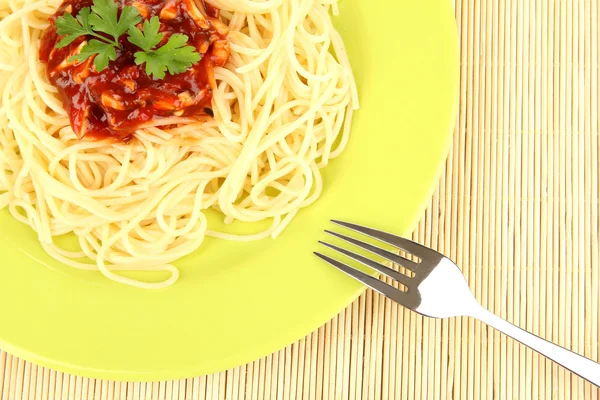 Espaguetis italianos en plato sobre estera de bambú — Foto de Stock