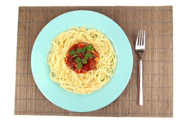 Spaghettis italiens en assiette sur tapis de bambou — Photo