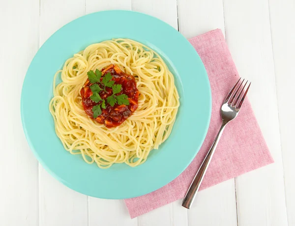 Spaghettis italiens en assiette sur table en bois — Photo