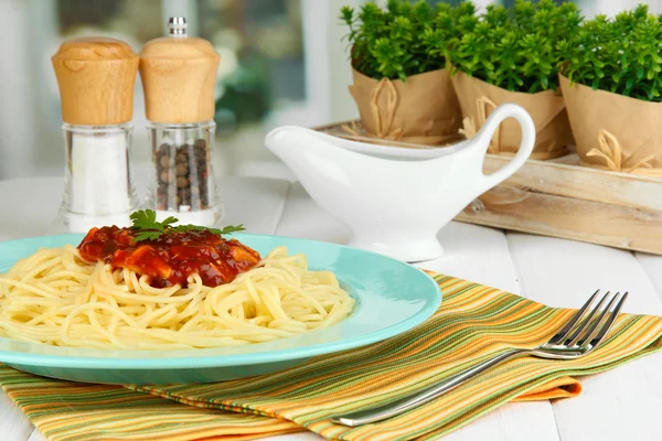 Espaguetis italianos servidos en la cafetería —  Fotos de Stock
