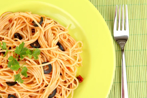 Italské špagety v desce na bambusové rohože detail — Stock fotografie