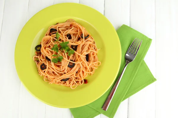 Italiaanse spaghetti in bord op houten tafel — Stockfoto