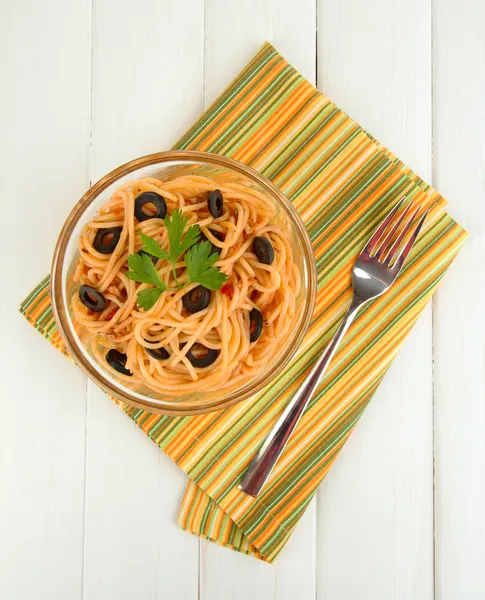 Espaguetis italianos en cuenco de vidrio sobre mesa de madera — Foto de Stock