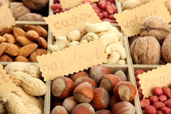 Surtido de sabrosas nueces en caja de madera, de cerca — Foto de Stock