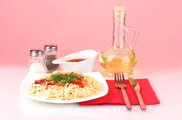 Složení výborné vařené špagety s rajčatovou omáčkou na světlé barvy — Stock fotografie