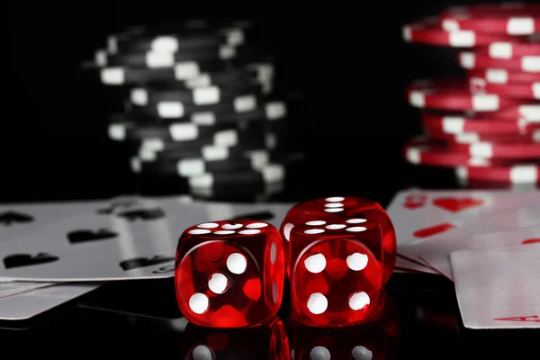 Combinação vencedora de cartas de jogo com fichas de poker e dados em bac preto — Fotografia de Stock