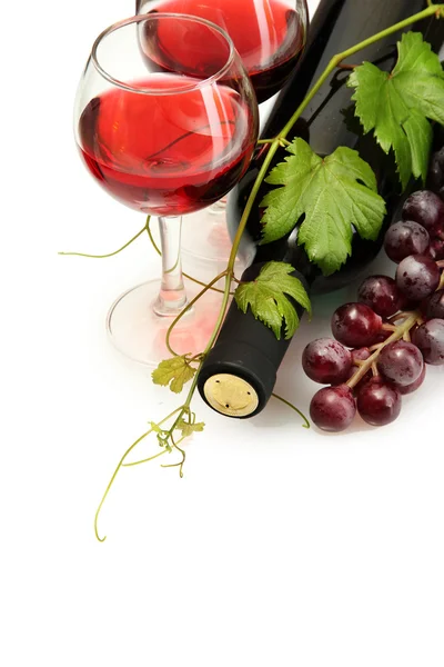 Garrafa e copos de vinho e uvas maduras isoladas em branco — Fotografia de Stock