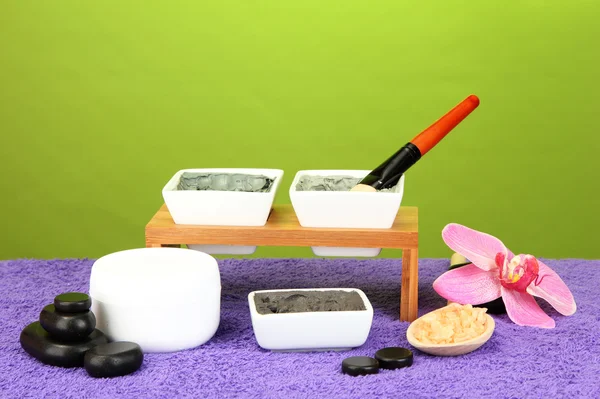 Cosmetic clay for spa treatments on green background close-up — Stock Photo, Image