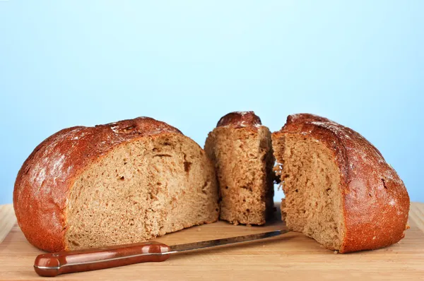 Brot in Scheiben auf blauem Hintergrund in Großaufnahme — Stockfoto