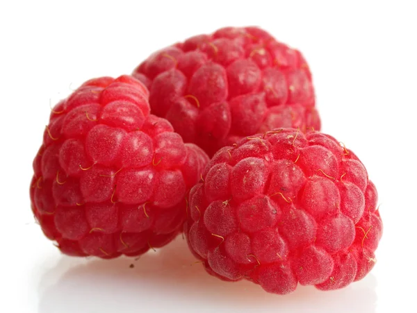 Reife Himbeeren isoliert auf weiß — Stockfoto