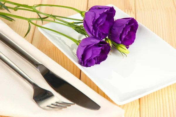 Tableware with flower on bright napkin close-up — Stock Photo, Image